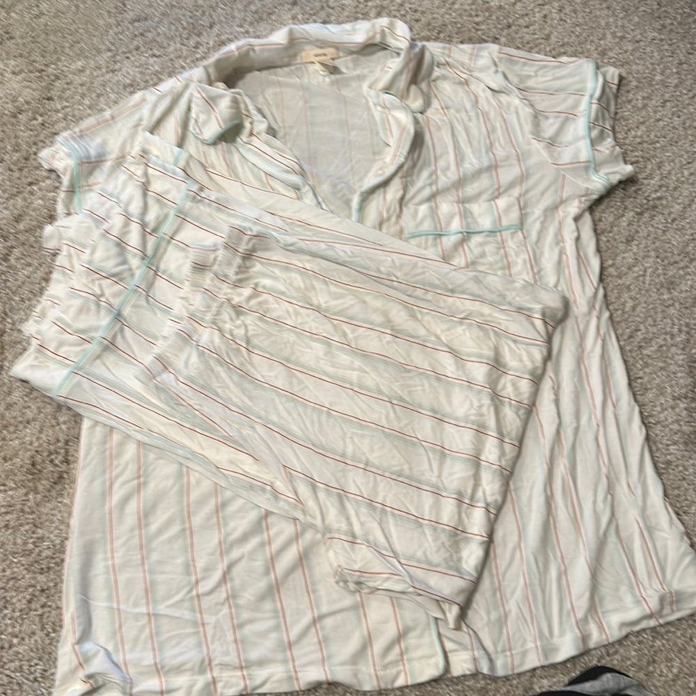 Barely worn, no snags, no stains. Super cute and unbelievably soft!